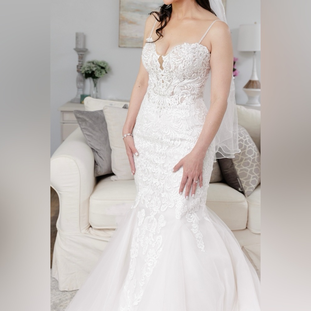 Mermaid style wedding dress by Maggie Sottero, size 6 (includes the veil) - Picture 3 of 3